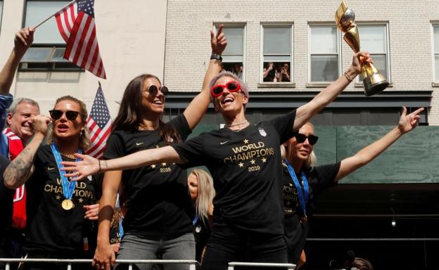 Imagen principal - «¡Amad más, odiad menos y hagamos del mundo un sitio mejor!», el emotivo discurso de Megan Rapinoe