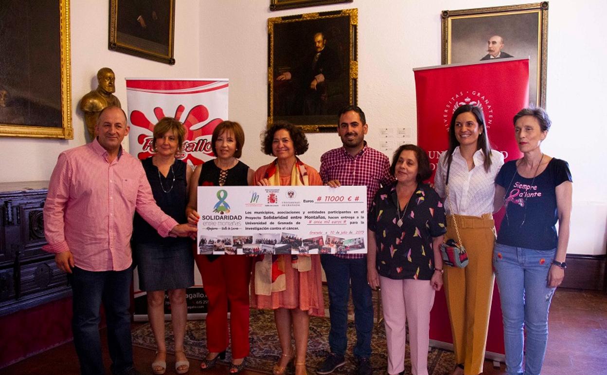 «Solidaridad entre Montañas» entrega el cheque a favor de la investigación contra el cáncer