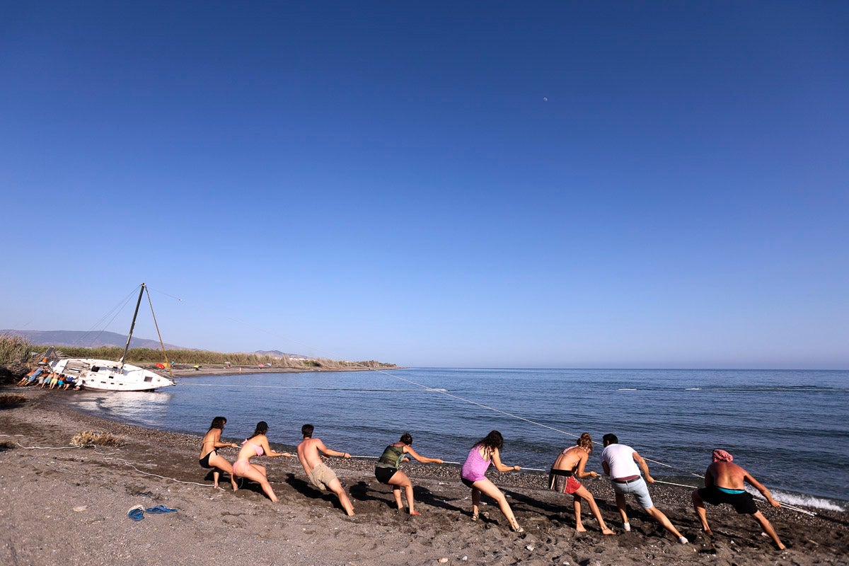 Fotos: El espectacular reflote del velero varado en Salobreña