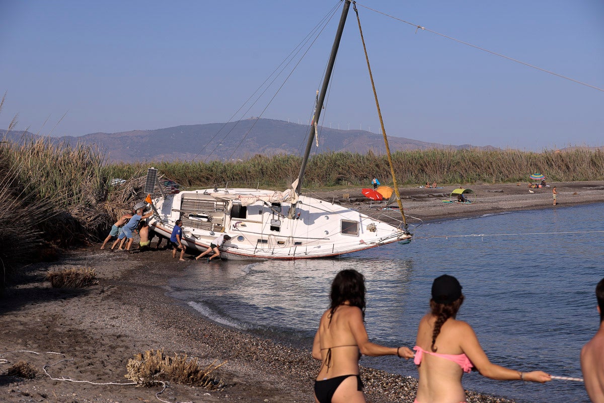 Fotos: El espectacular reflote del velero varado en Salobreña