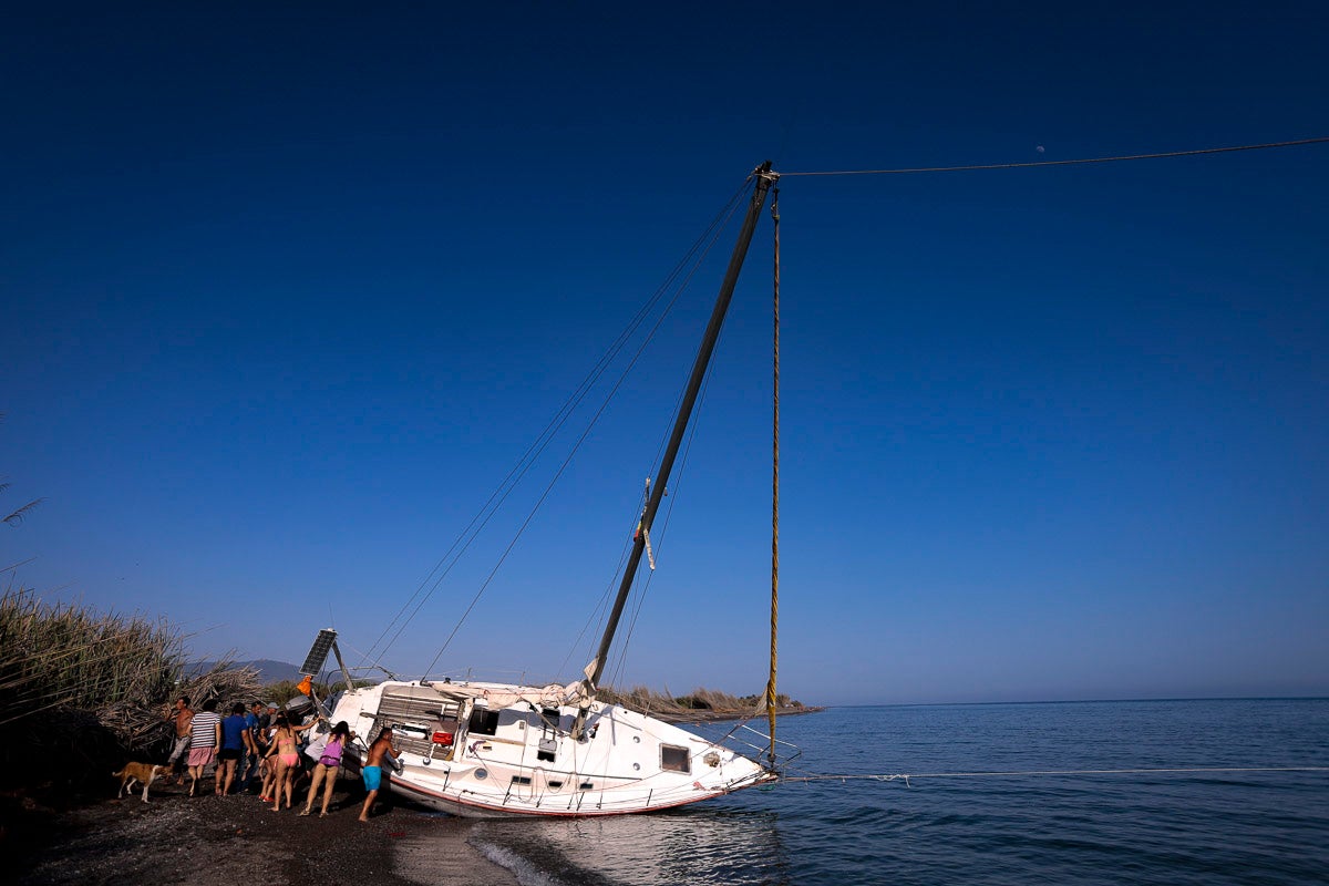 Fotos: El espectacular reflote del velero varado en Salobreña