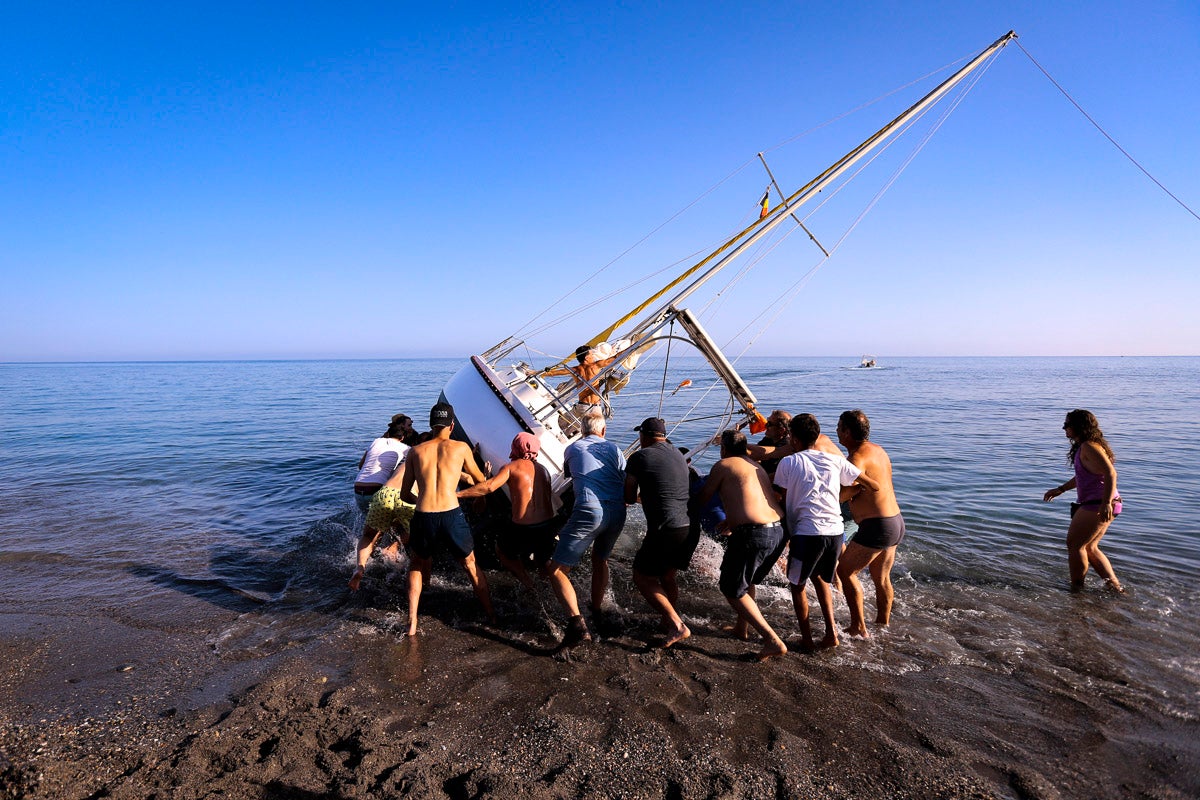 Fotos: El espectacular reflote del velero varado en Salobreña