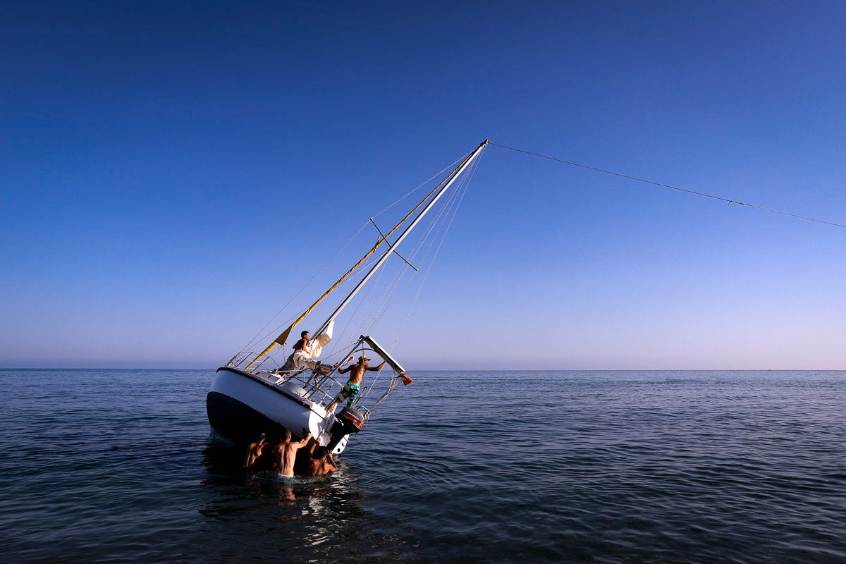 Fotos: El espectacular reflote del velero varado en Salobreña