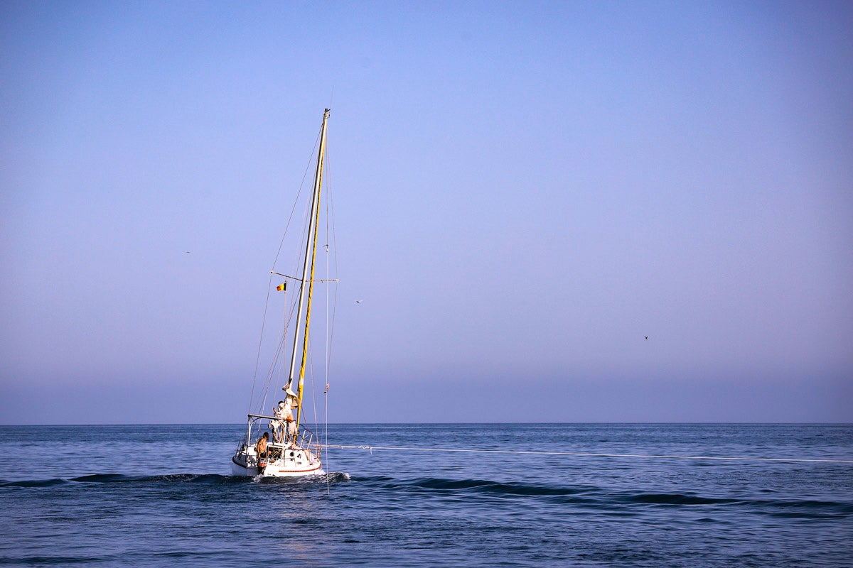 Fotos: El espectacular reflote del velero varado en Salobreña