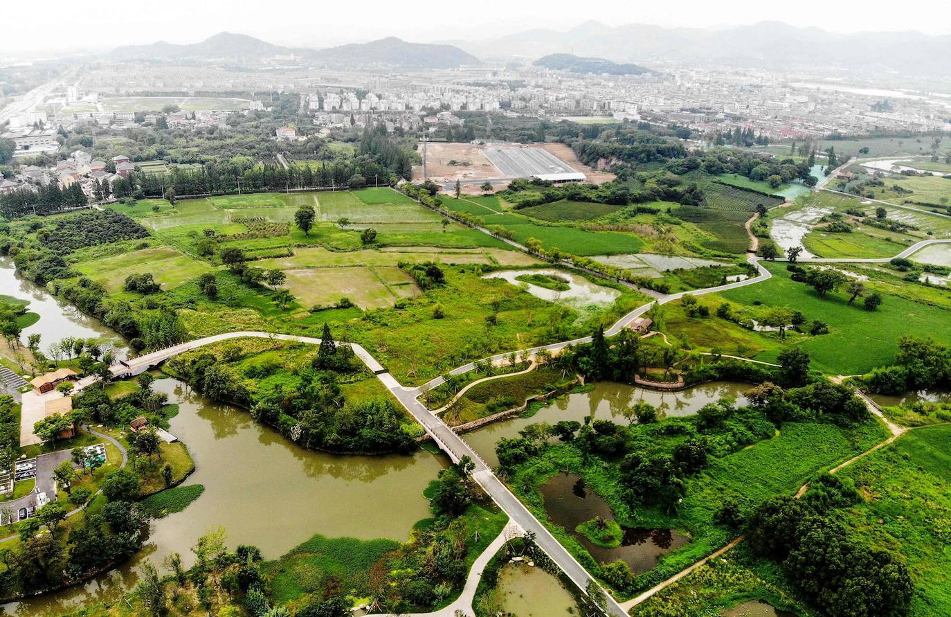 18. Ruinas arqueológicas Liangzhu (China): Estos restos arqueológicos datan del periodo 3.300-2.300 a. C. Se sitúan en la costa sudoriental de China y sus vestigios son una gran muestra de cómo fue esta ciudad prehistórica: hay restos de tumbas y evidencias de instalaciones hidráulicas como canales y represas.