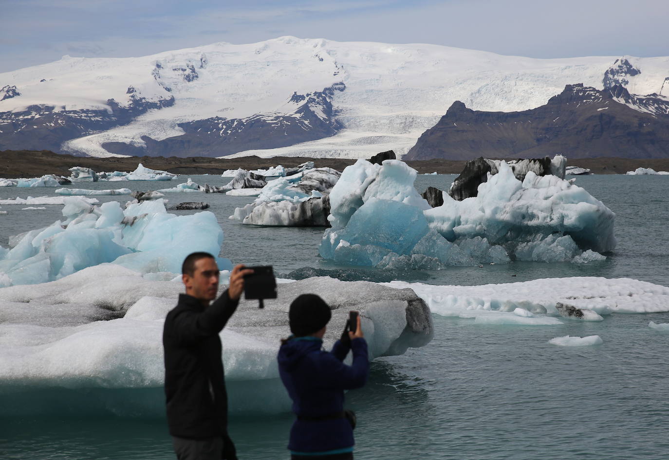 28. Parque Vatnajökull (Islandia). El Parque Nacional Vatnajökull de Islandia es un territorio natural en el que se mezclan volcanes y glaciares y que se erige como el mayor parque nacional de Europa. El sitio protegido es de unos 14.500 km2 (14% del territorio islandés). Solo el glaciar recubre algo más de la mitad del parque nacional. Es, además, el punto más elevado de Islandia con sus 2.110 metros