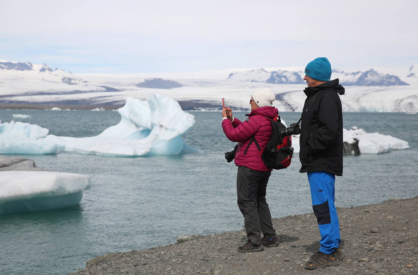 28. Parque Vatnajökull (Islandia). El Parque Nacional Vatnajökull de Islandia es un territorio natural en el que se mezclan volcanes y glaciares y que se erige como el mayor parque nacional de Europa. El sitio protegido es de unos 14.500 km2 (14% del territorio islandés). Solo el glaciar recubre algo más de la mitad del parque nacional. Es, además, el punto más elevado de Islandia con sus 2.110 metros