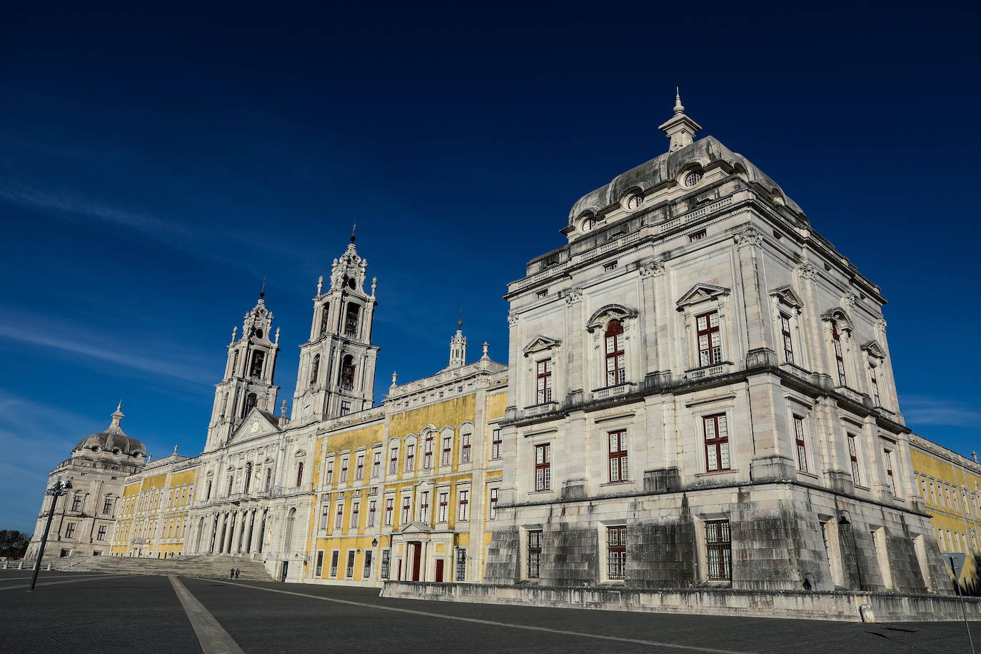 19. Palacio de Mafra (Portugal). Con esta construcción, Portugal puede presumir de contar con dos nuevos sitios en la lista de nuevas maravillas de la Unesco. Este palacio se sitúa a 30 kilómetros al noroeste de Lisboa y fue proyectado por el rey Juan V en 1711 para plasmar su concepción de la monarquía y el Estado. El edificio hizo el papel de palacio real, capilla regia, monasterio franciscano y biblioteca, que en la actualidad atesora unos 36.000 libros.