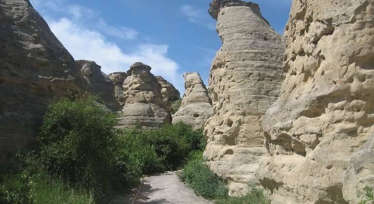 23. Parque Provincial de Writing-on-Stone (Canadá): Situado al norte de la región árida de las Grandes Llanuras de América del Norte, en los límites de la frontera con EEUU, este sitio cultural se extiende por el valle del río Milk, cuya topografía se caracteriza por la concentración de grandes columnas rocosas de arenisca esculpidas por la erosión en formas espectaculares, denominadas hoodoos o chimeneas de las hadas.