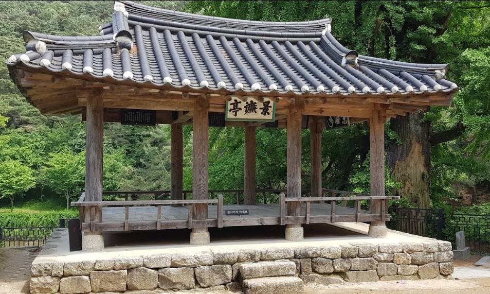 25. Seowon (Corea del Sur): Este nuevo Patrimonio de la Humanidad comprende nueve seowon o academias neoconfucianas situadas en el centro y sur del país, que datan de la era de la dinastía Joseon (siglos XV-XIX). Las principales funciones de estas academias giraban en torno a la enseñanza, la veneración de los eruditos y la interacción con la naturaleza