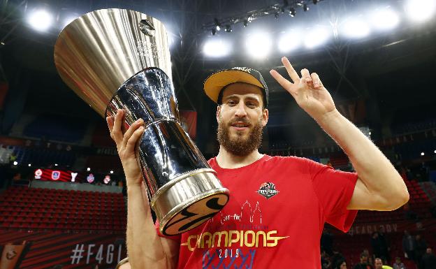 Sergio Rodríguez sostiene el trofeo de campeón de la Euroliga ganado por el CSKA. 