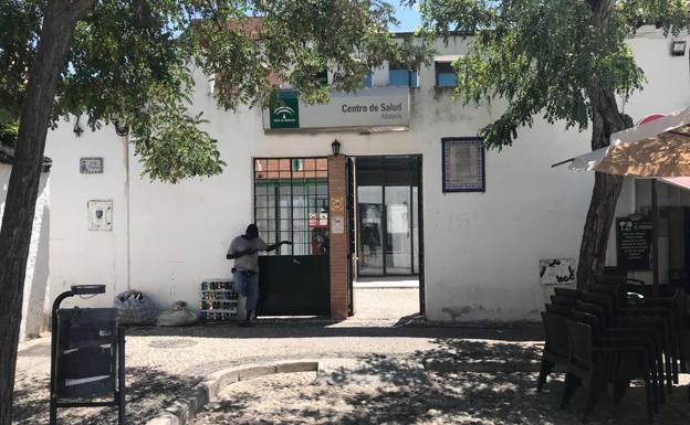 Puerta del centro de salud Albayzín.