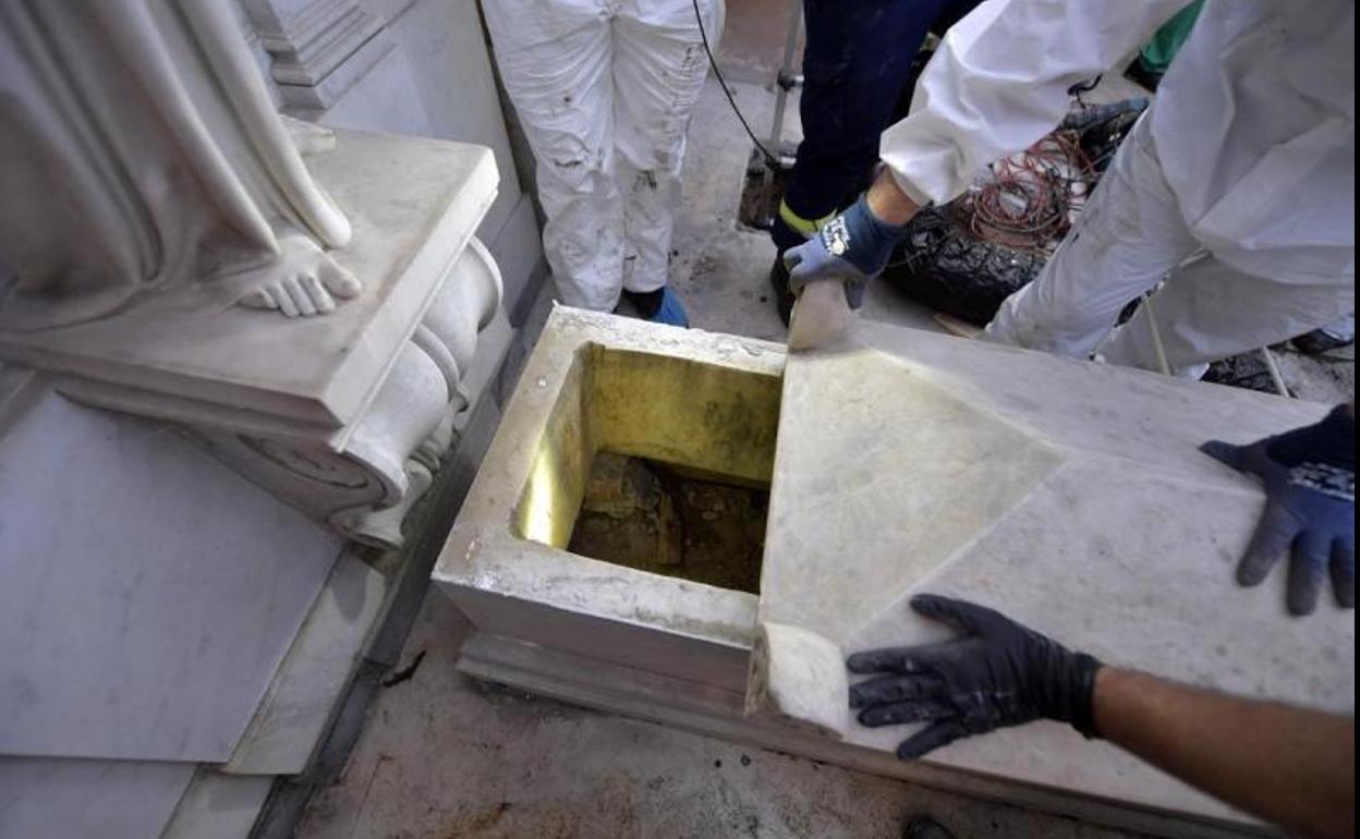 Los forenses proceden a abrir las tumbas de las princesas alemanas en presencia de las familias.