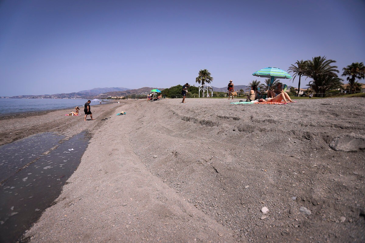 Fotos: Playa Granada va recuperando la normalidad