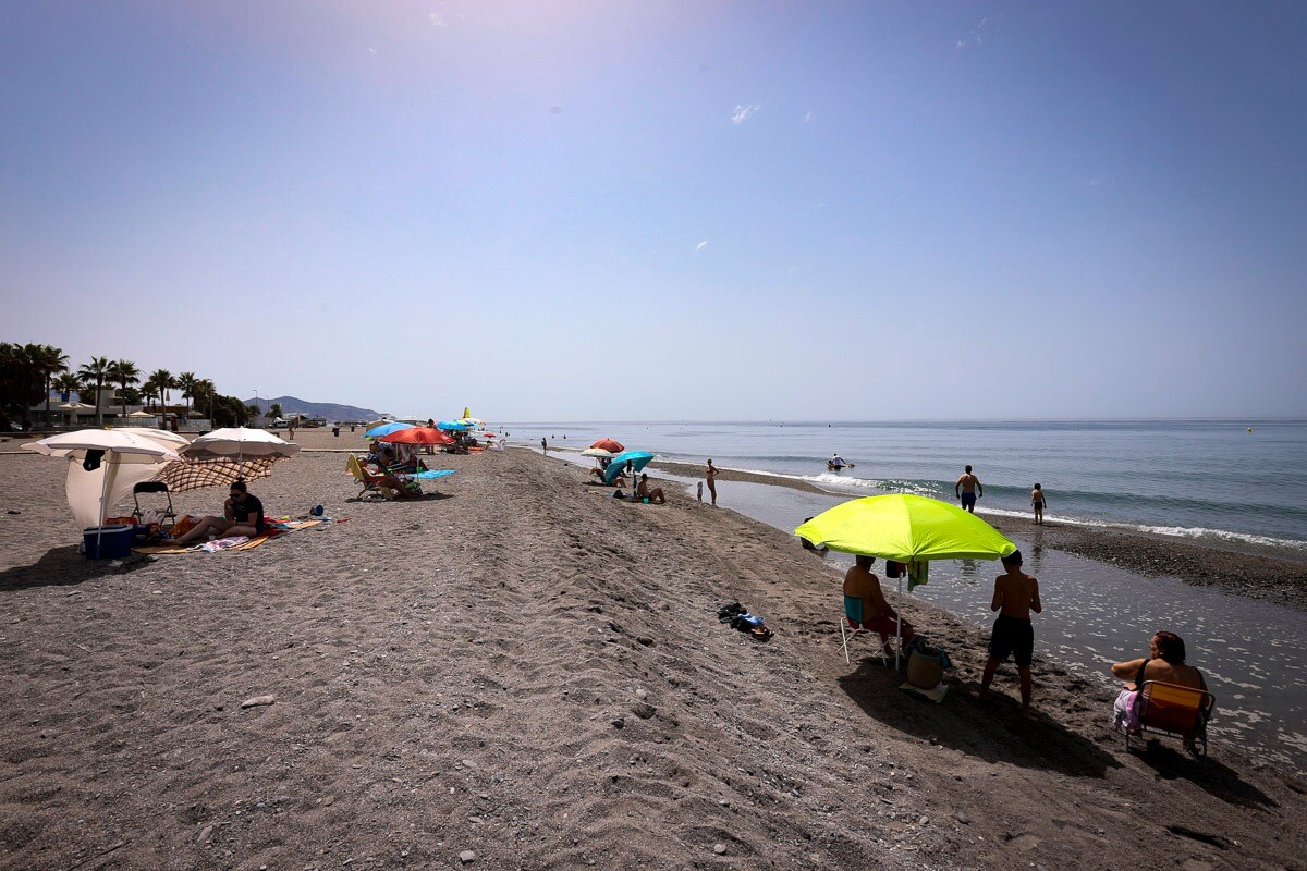 Fotos: Playa Granada va recuperando la normalidad