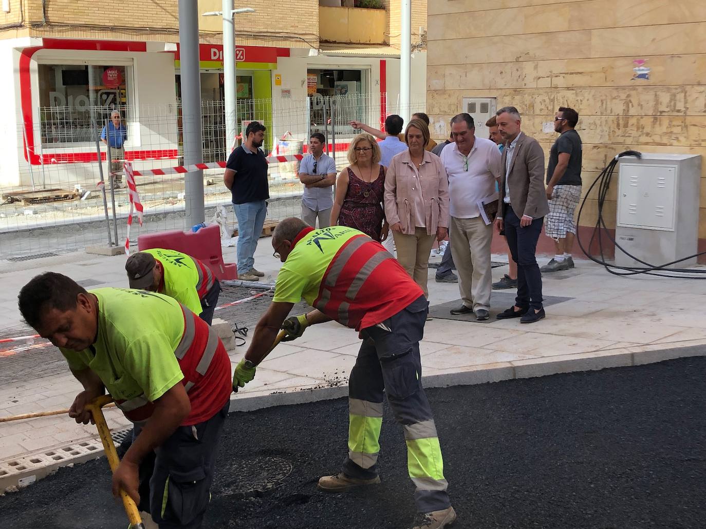 La alcaldesa y concejales del equipo de gobierno siguen los trabajos de lasfaltado de a calle Ancha. 