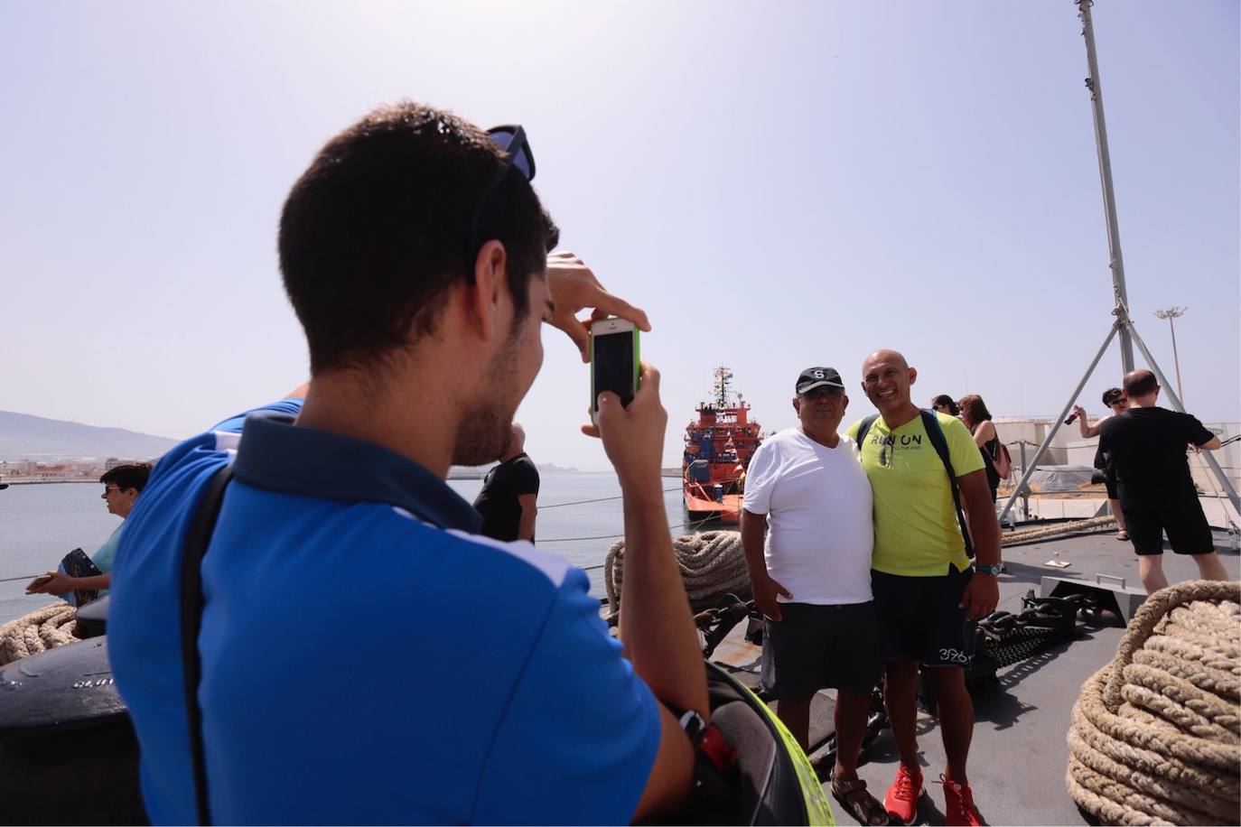 Cientos de personas visitan en Motril el buque Infanta Cristina