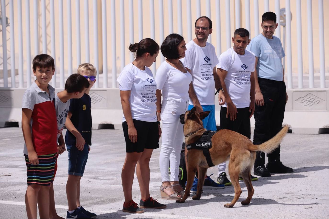 Cientos de personas visitan en Motril el buque Infanta Cristina