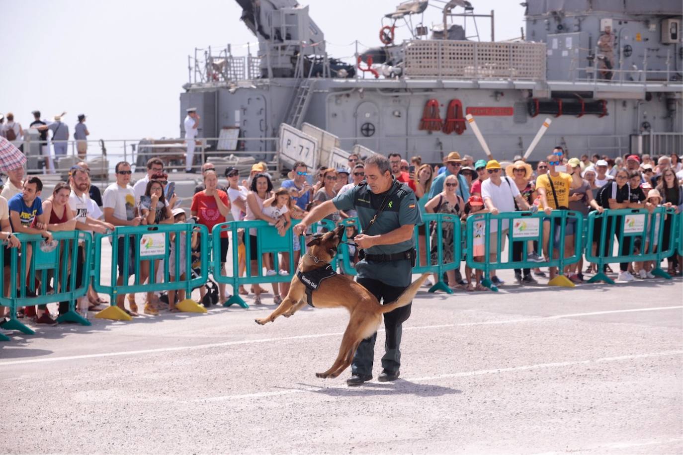 Cientos de personas visitan en Motril el buque Infanta Cristina