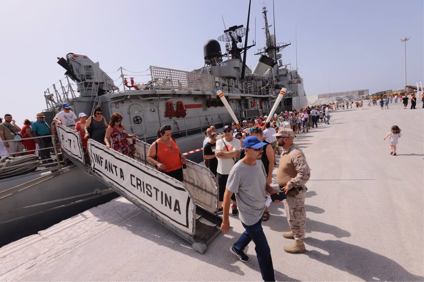 Cientos de personas visitan en Motril el buque Infanta Cristina