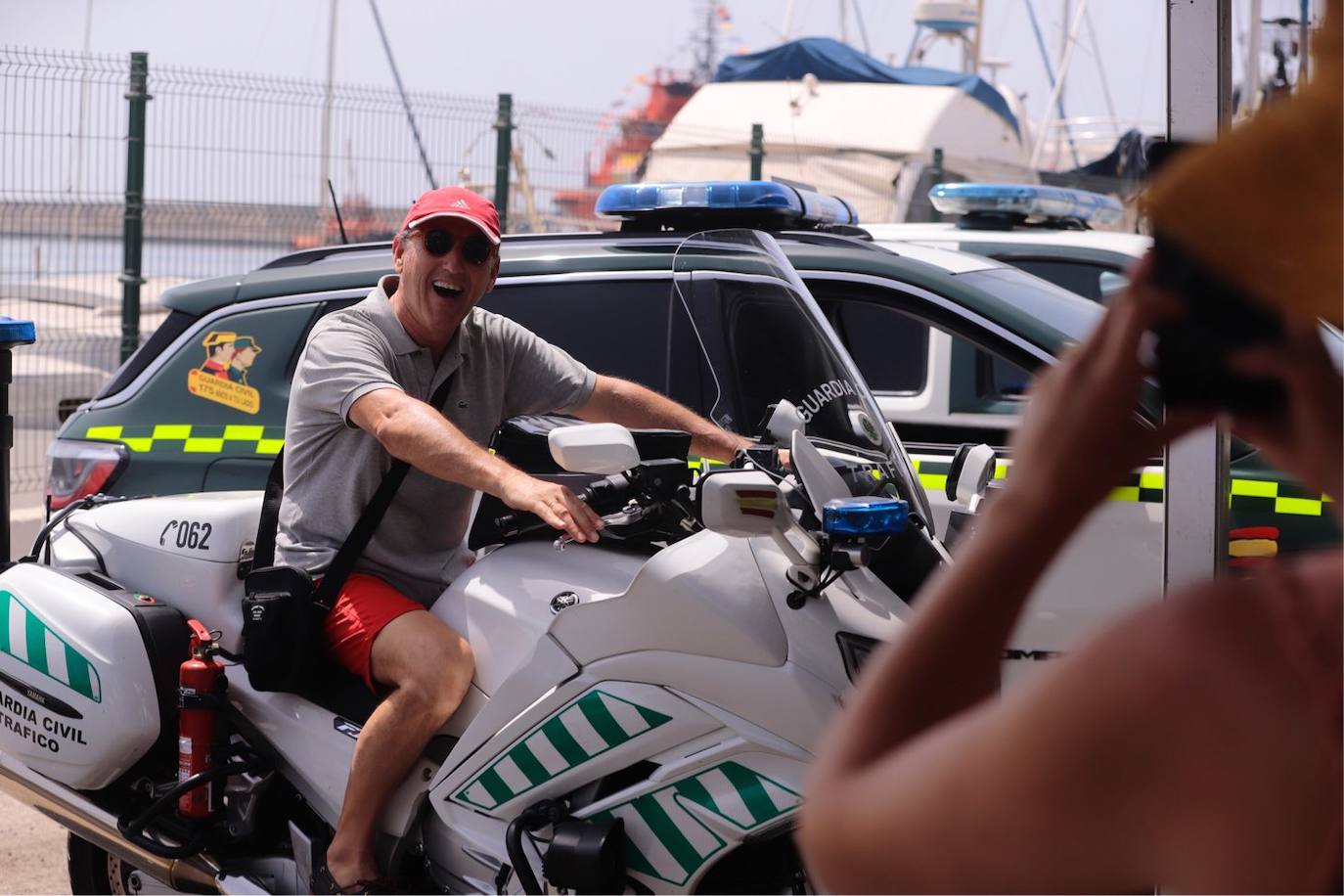 Cientos de personas visitan en Motril el buque Infanta Cristina