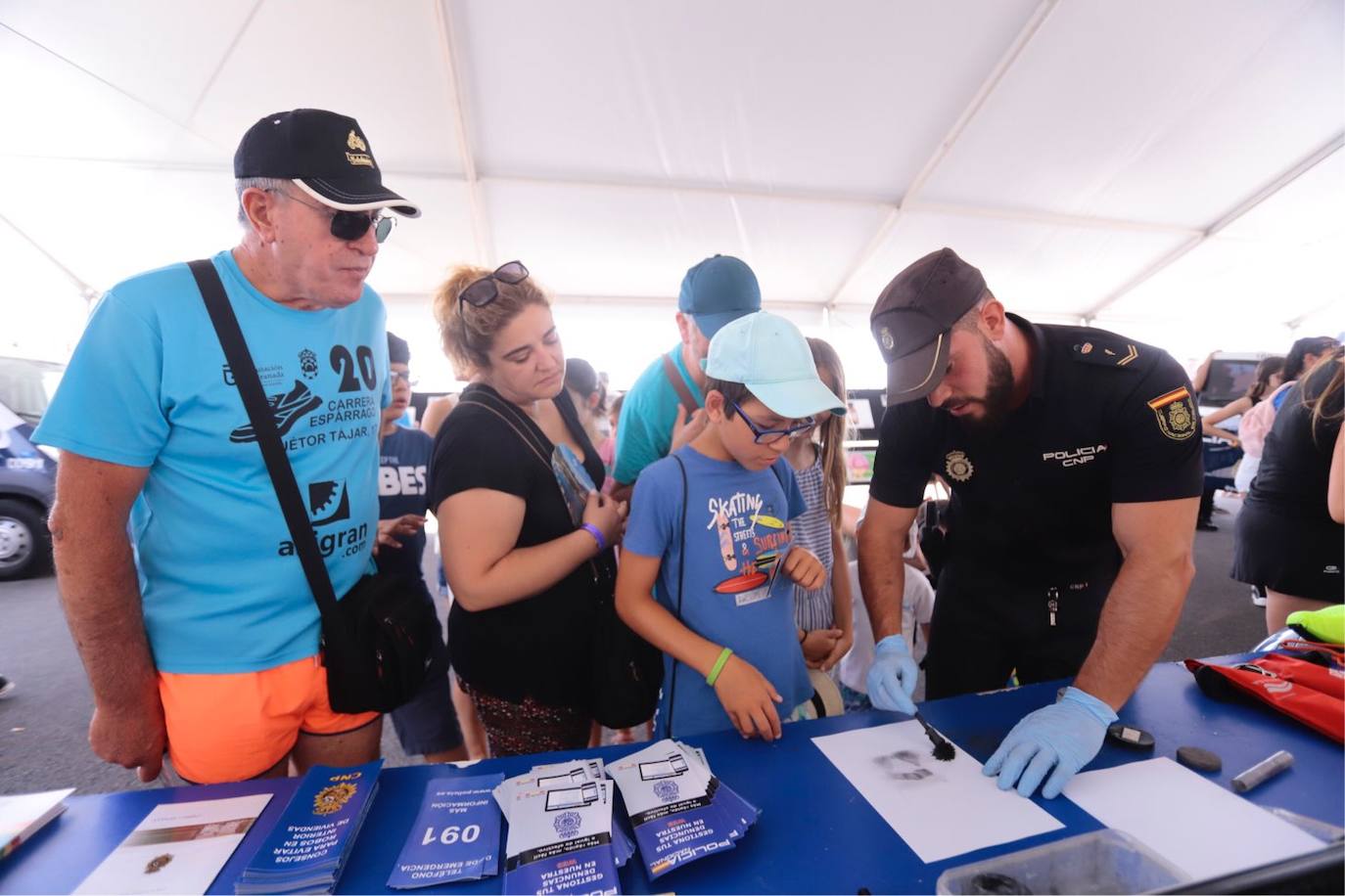 Cientos de personas visitan en Motril el buque Infanta Cristina