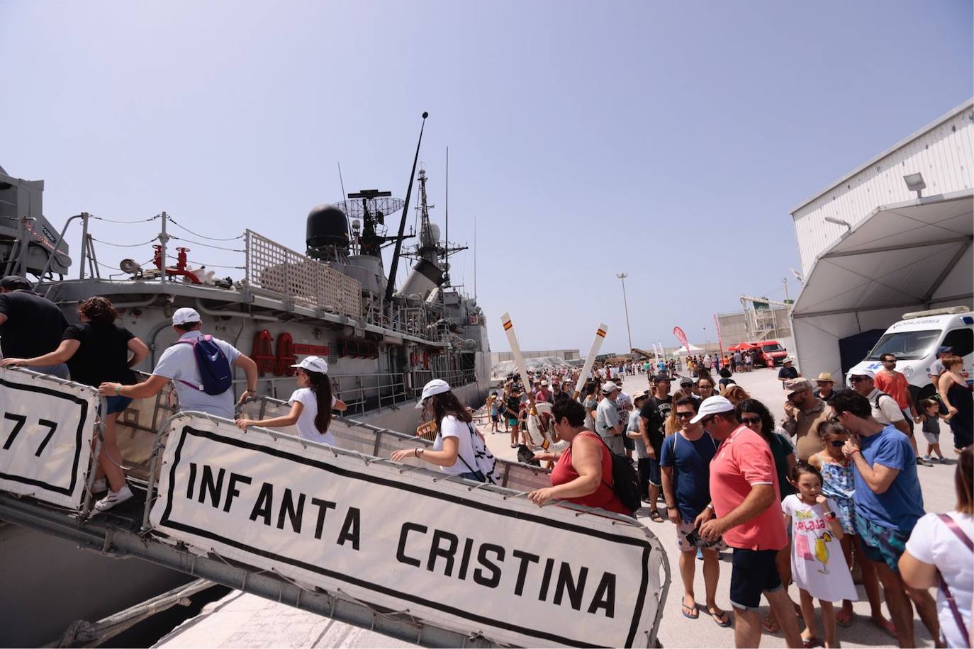 Cientos de personas visitan en Motril el buque Infanta Cristina