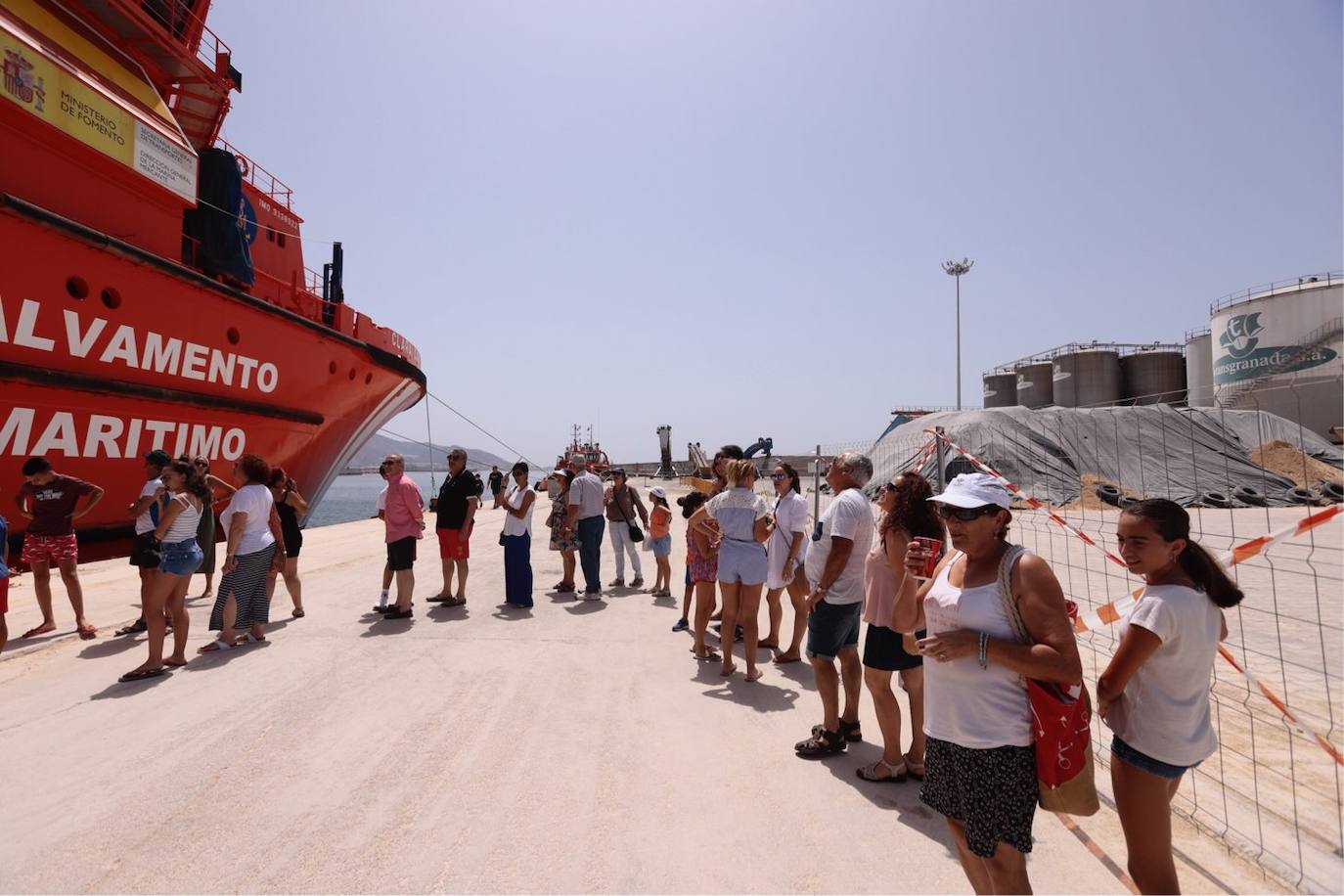 Cientos de personas visitan en Motril el buque Infanta Cristina