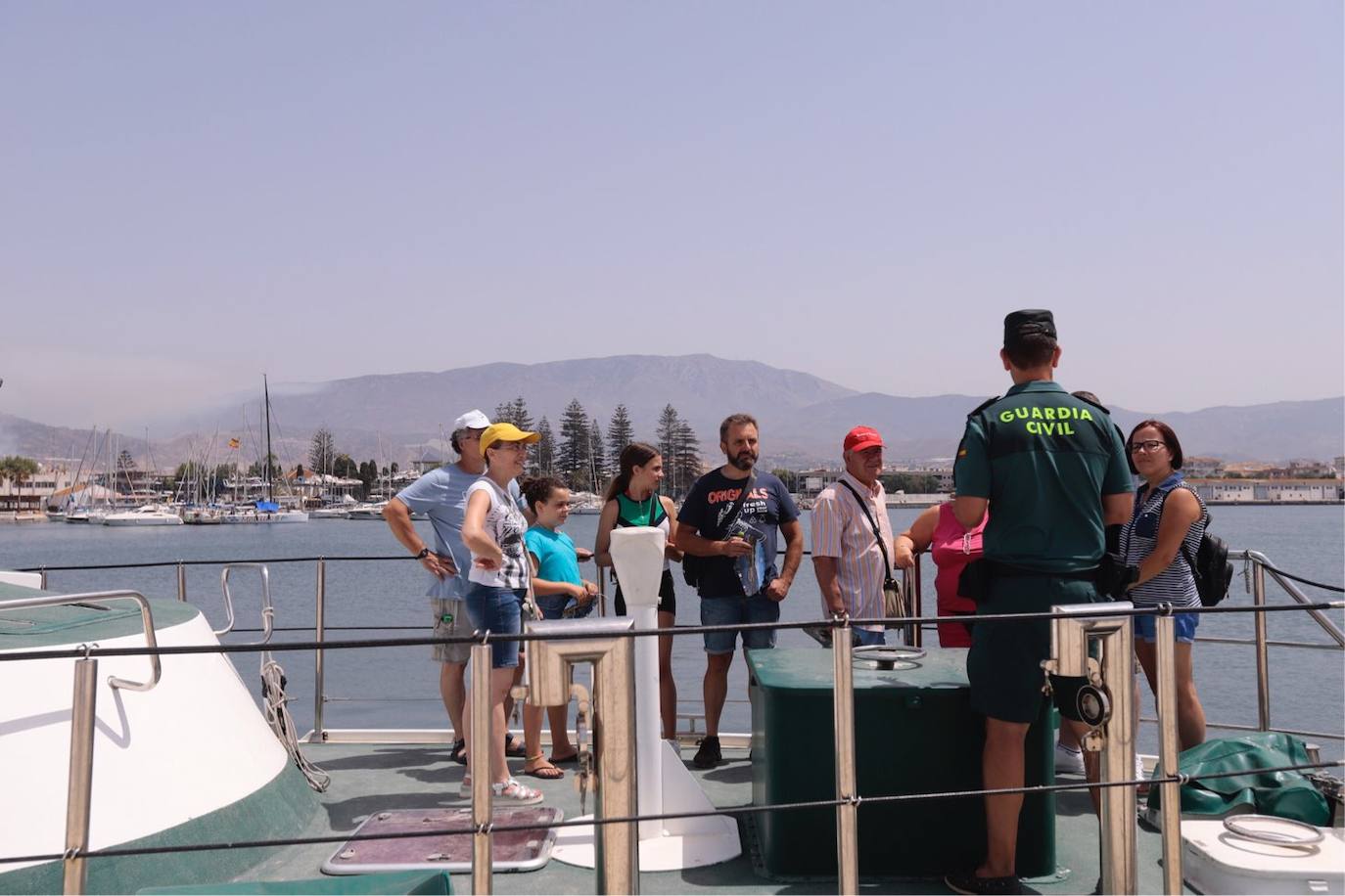 Cientos de personas visitan en Motril el buque Infanta Cristina