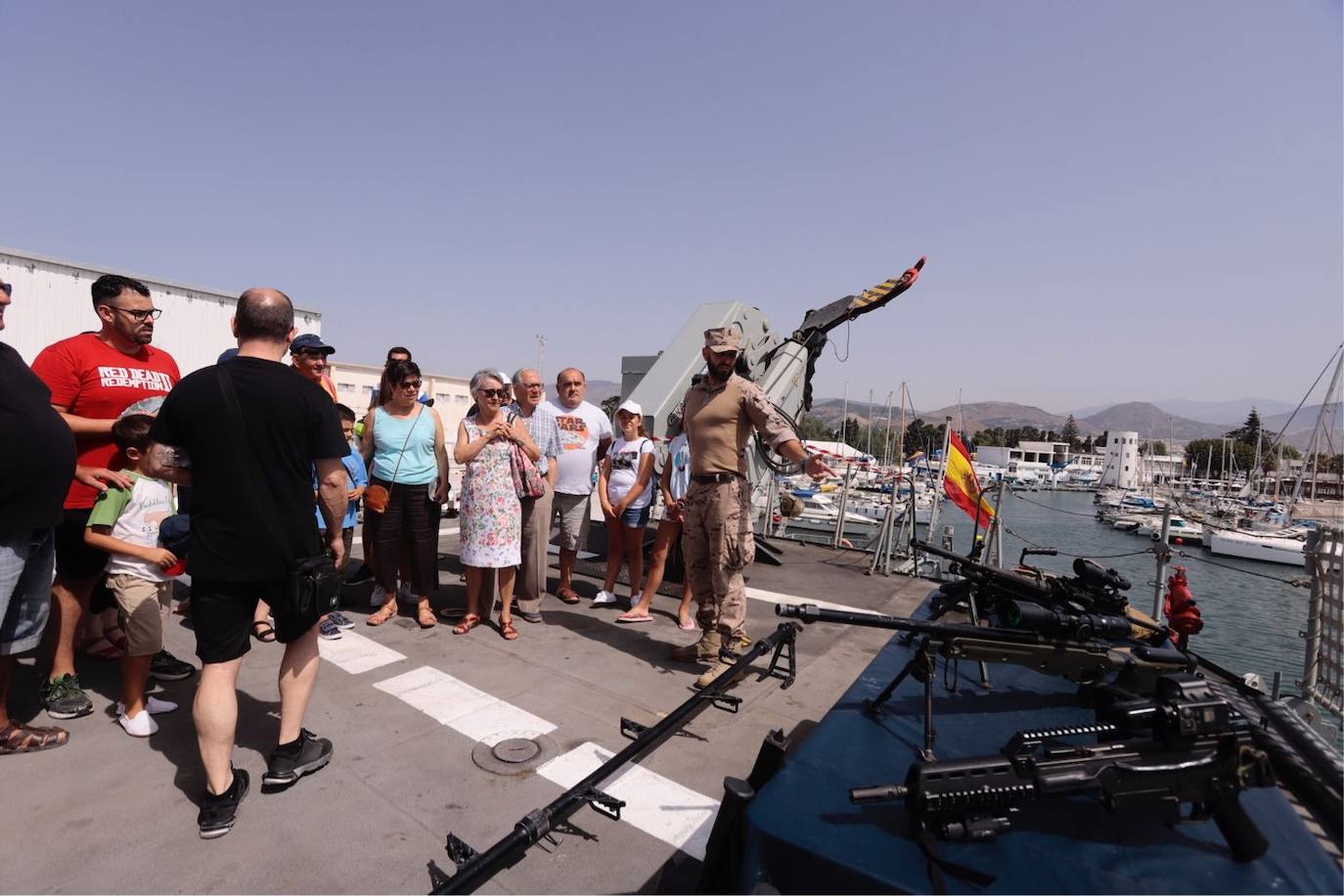 Cientos de personas visitan en Motril el buque Infanta Cristina