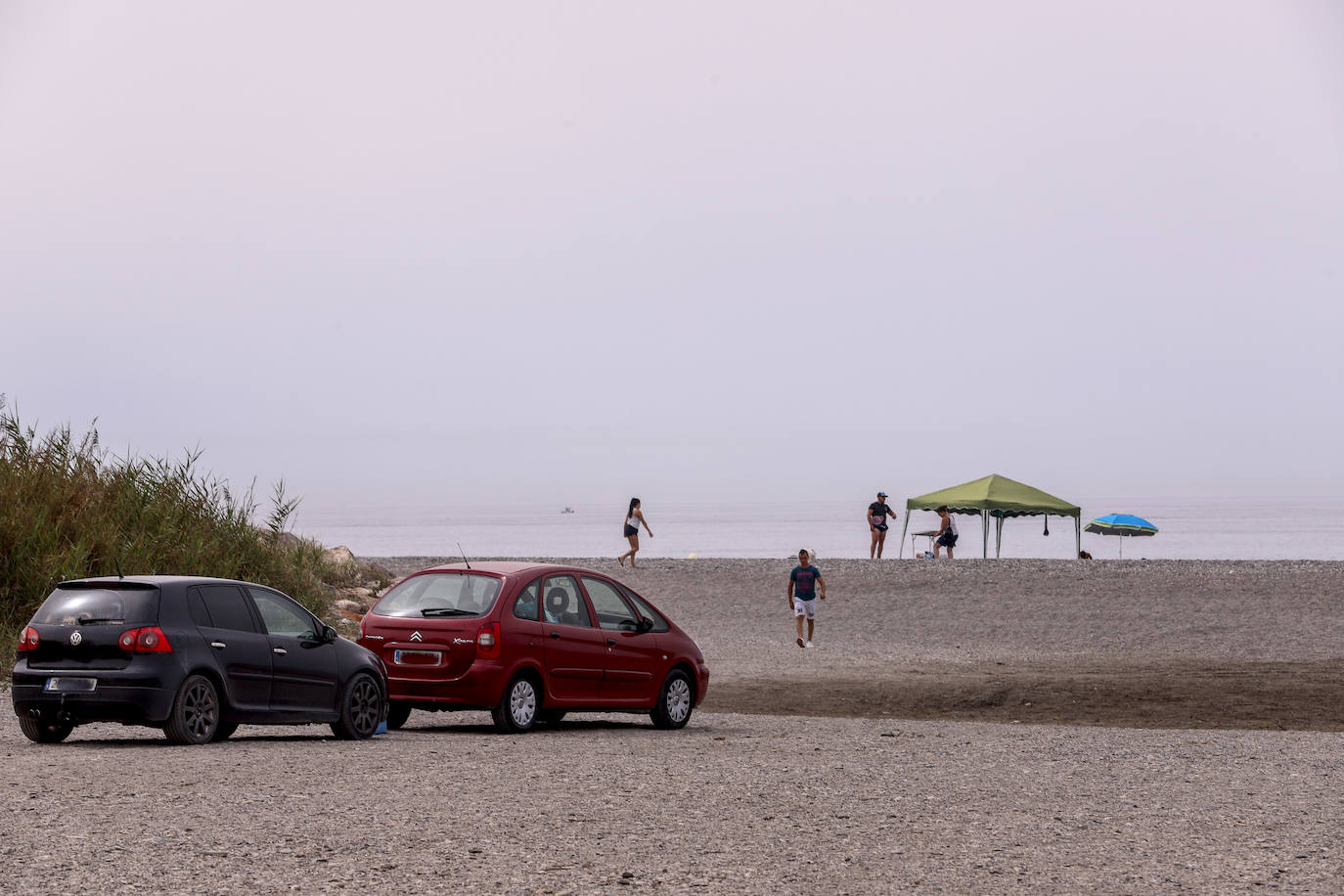 Costas prohíbe aparcar en la arena de las playas.