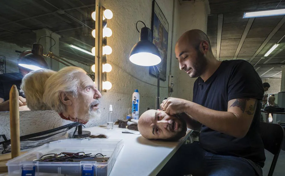 Víctor Alcalá injerta pelo a una réplica, en el taller de Barbatos FX 