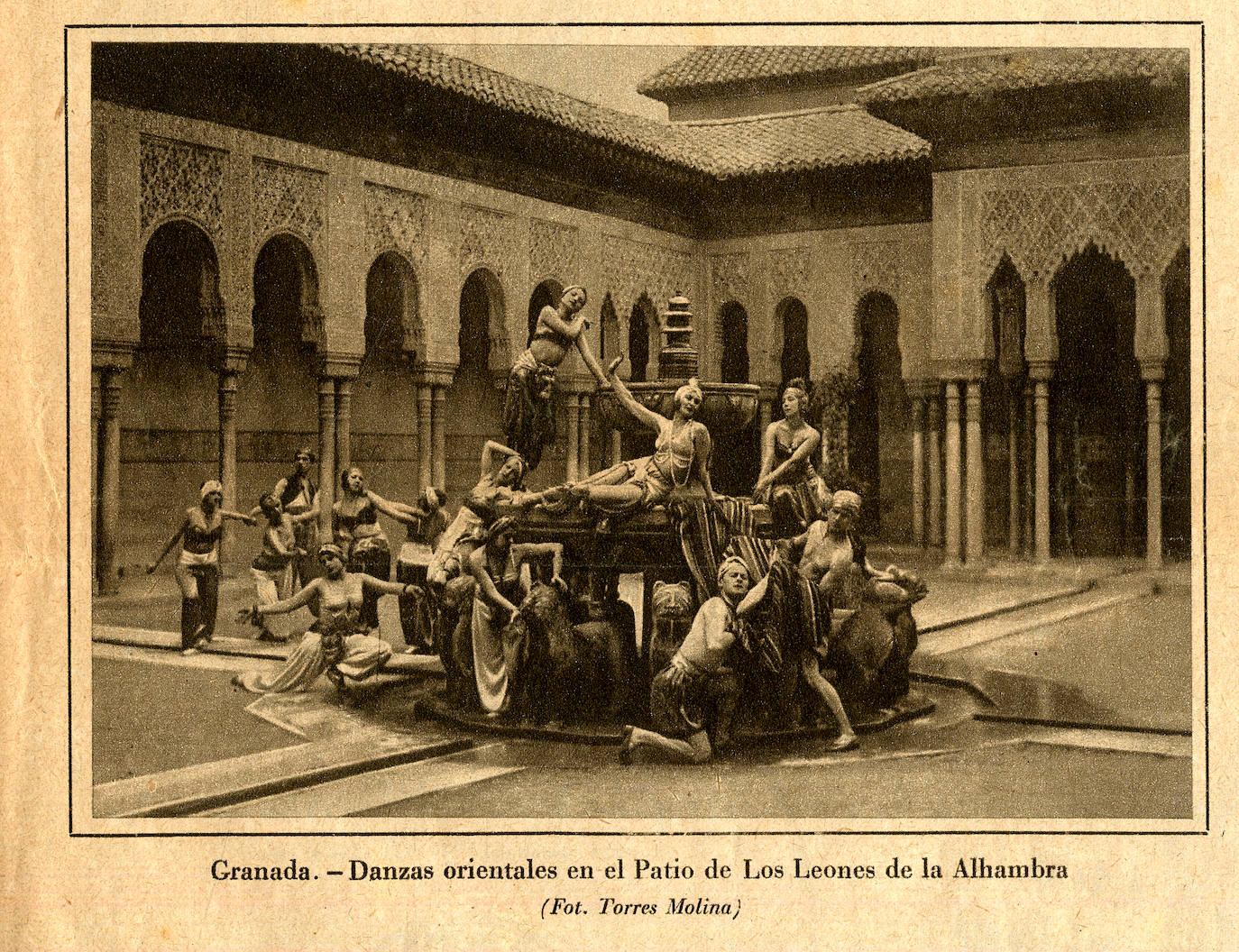 Danzas orientales en el Patio de Lones. Foto de Torres Molina. 1930.