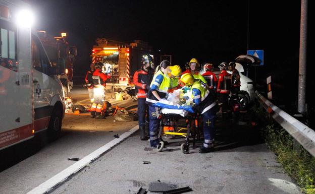 Imagen principal - Pánico en la autovía: un kamikaze a 200 por hora provoca un brutal accidente con un muerto y 5 heridos