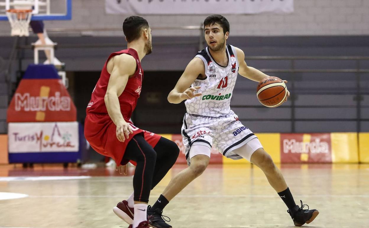 Germán Martínez (d) ataca el aro del Real Murcia. 