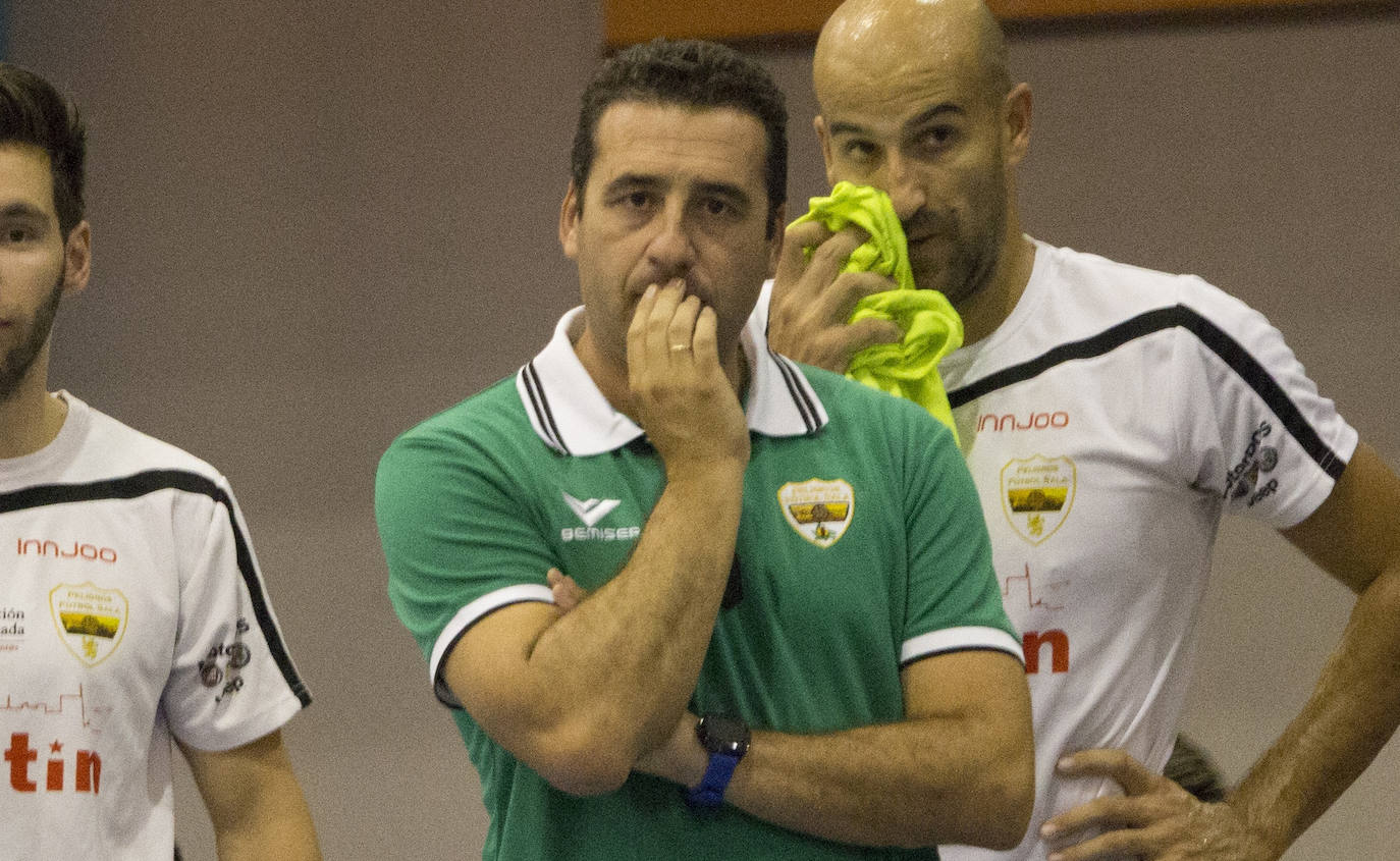 Ramón Balboa, pensativo durante un partido. 