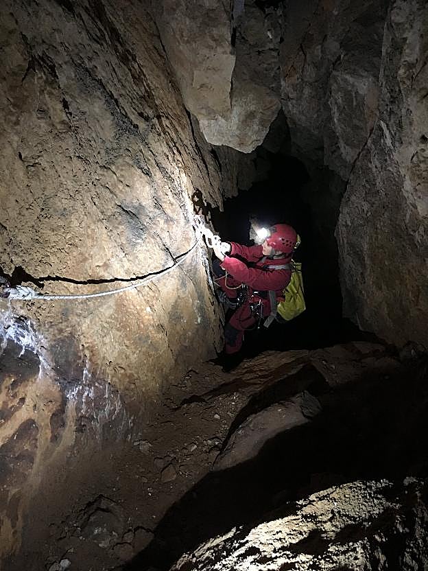 Una de las integrantes del Grupo de Espeleología de Villacarrillo durante el descenso.