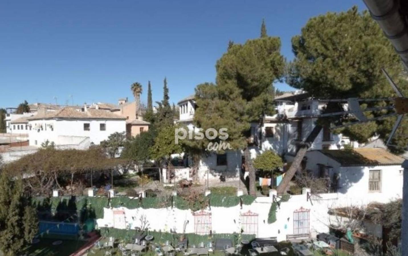 Carmen de 1386 metros cuadrados en calle Pages, Albaicín (2.650.000 euros). Tiene 816 metros construidos, 9 habitaciones, 5 baños y una terraza.