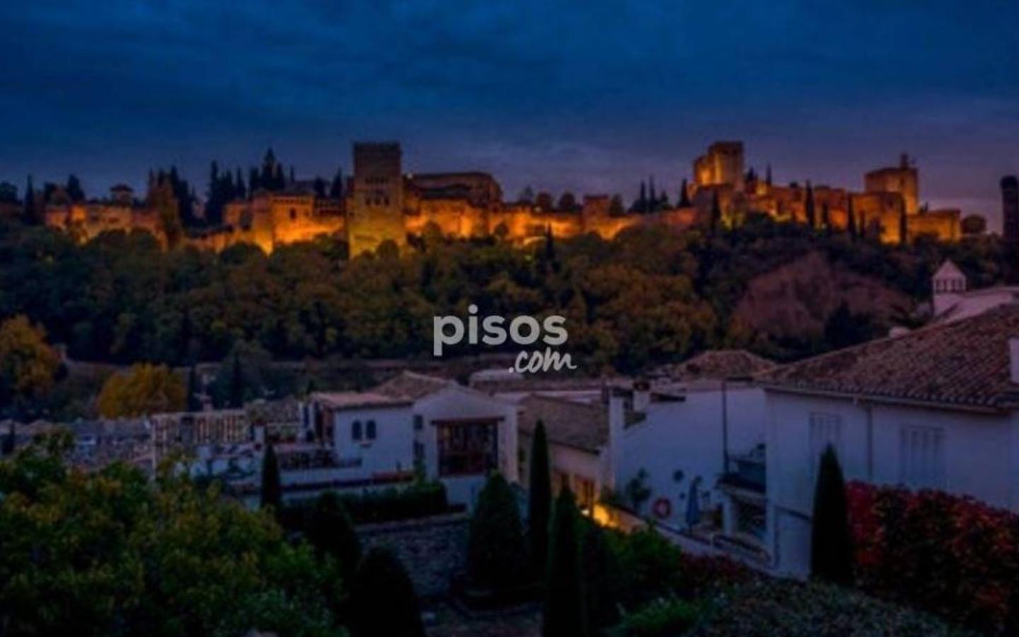 Carmen en el Albaicín de 300 metros cuadrados con vistas a la Alhambra (2,5 millones de euros). Tiene 1200 metros cuadrados de jardín, 4 baños y 4 habitaciones.