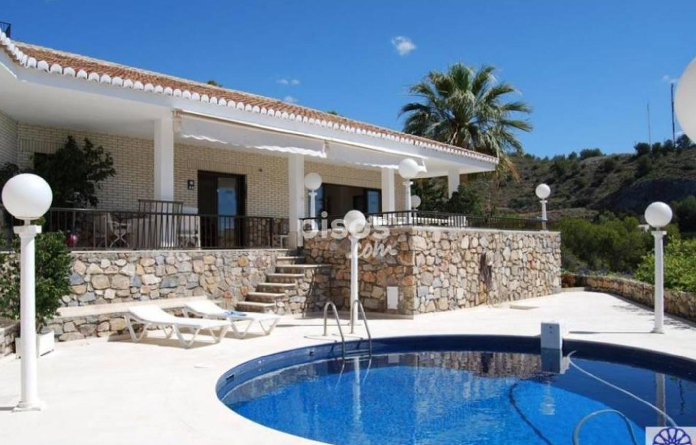 Chalet de 250 metros cuadrados en Cotobro, Almuñécar (2.250.000 euros). Tiene 5 habitaciones, 3 baños y 3 terrazas.