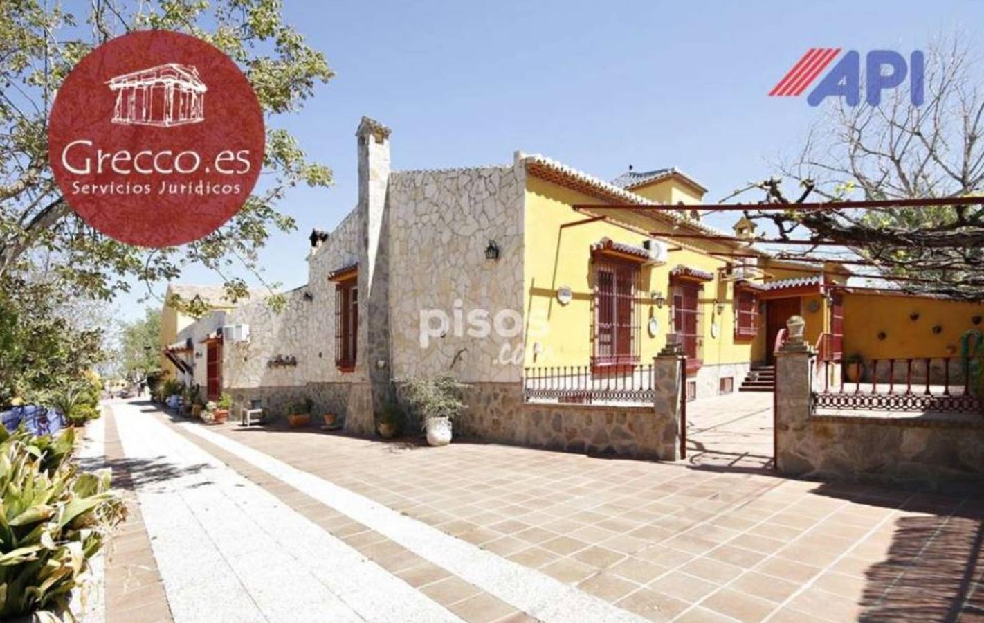 Casa rústica de 600 metros cuadrados con un solar de 12.000 metros cuadrados en Calle los Juntos, Granada (2,1 millones de euros). Tiene 5 habitaciones y 6 baños, piscina y jardín.