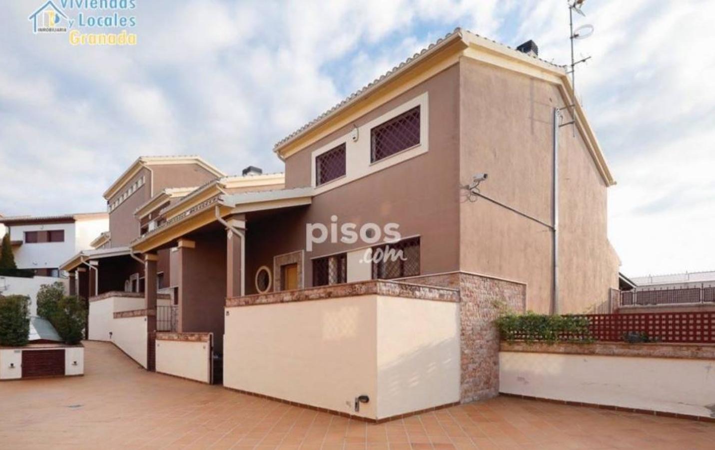 Casa de 323 metros cuadrados en calle Cañada de los Fenicios, Gójar (1.990.000 euros). Tiene 3 habitaciones, 3 baños, terraza y piscina comunitaria.