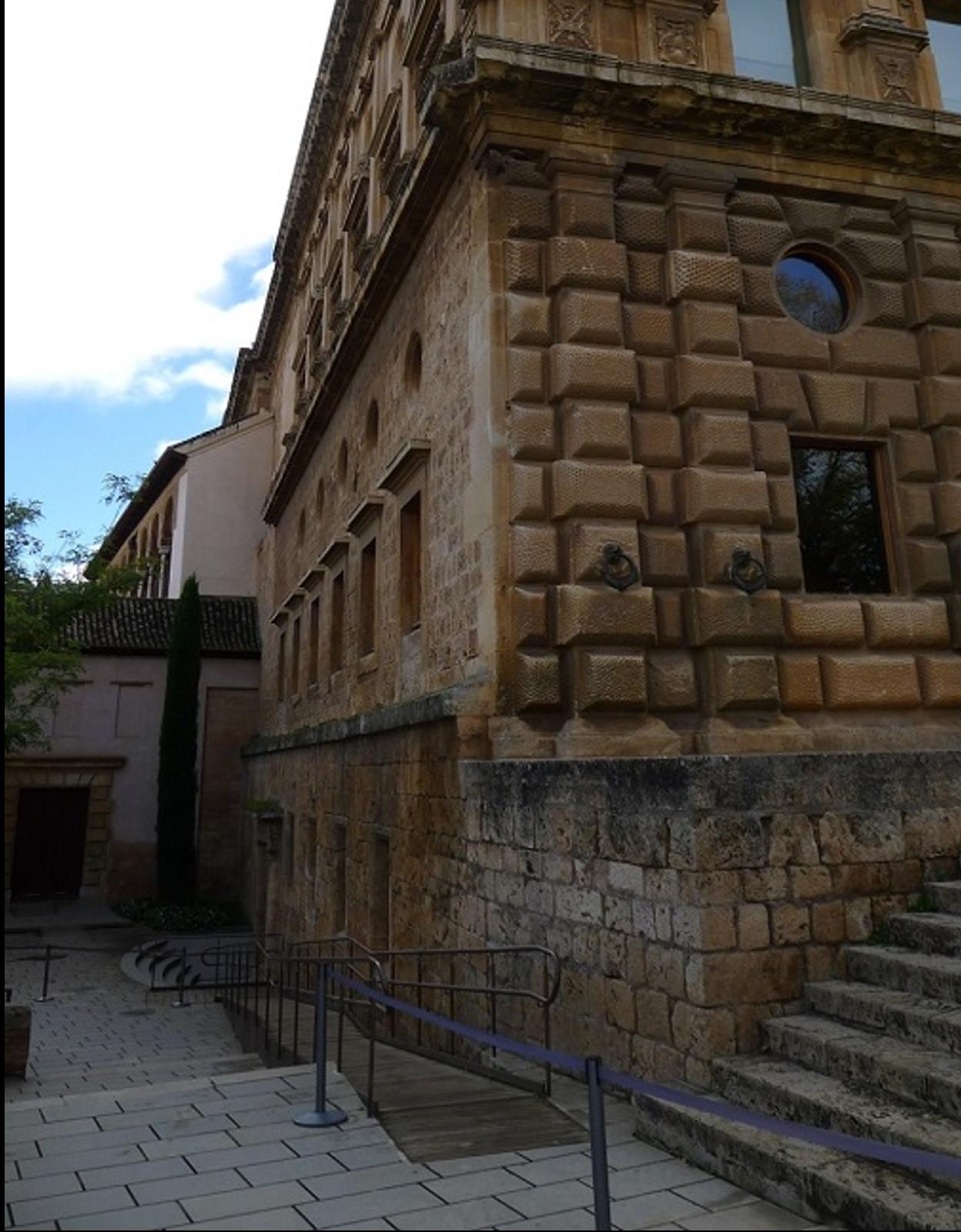 La Alhambra realiza trabajos de conservación en la fachada norte del Palacio de Carlos V para evitar su deterioro