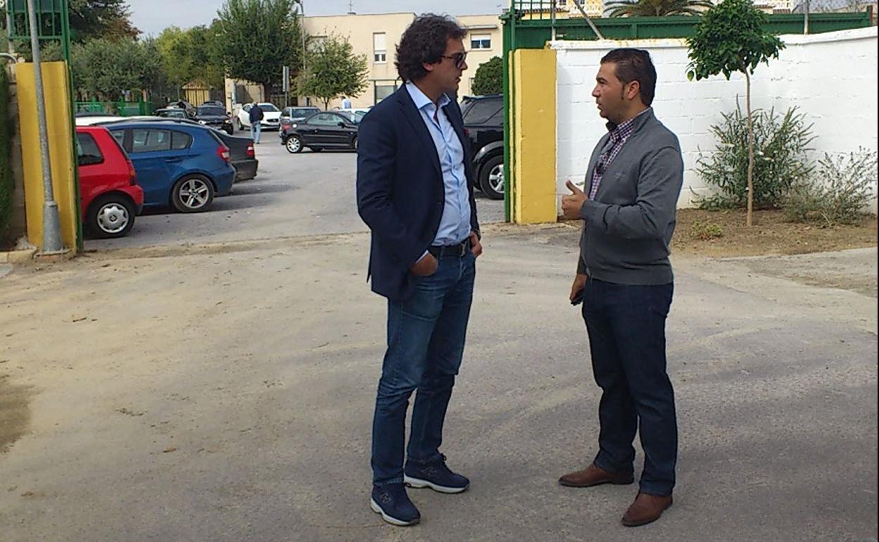 Juanma López, cabeza visible de Doyen, hablando con Juan Carlos Cordero, exdirector deportivo del Granada, en Armilla