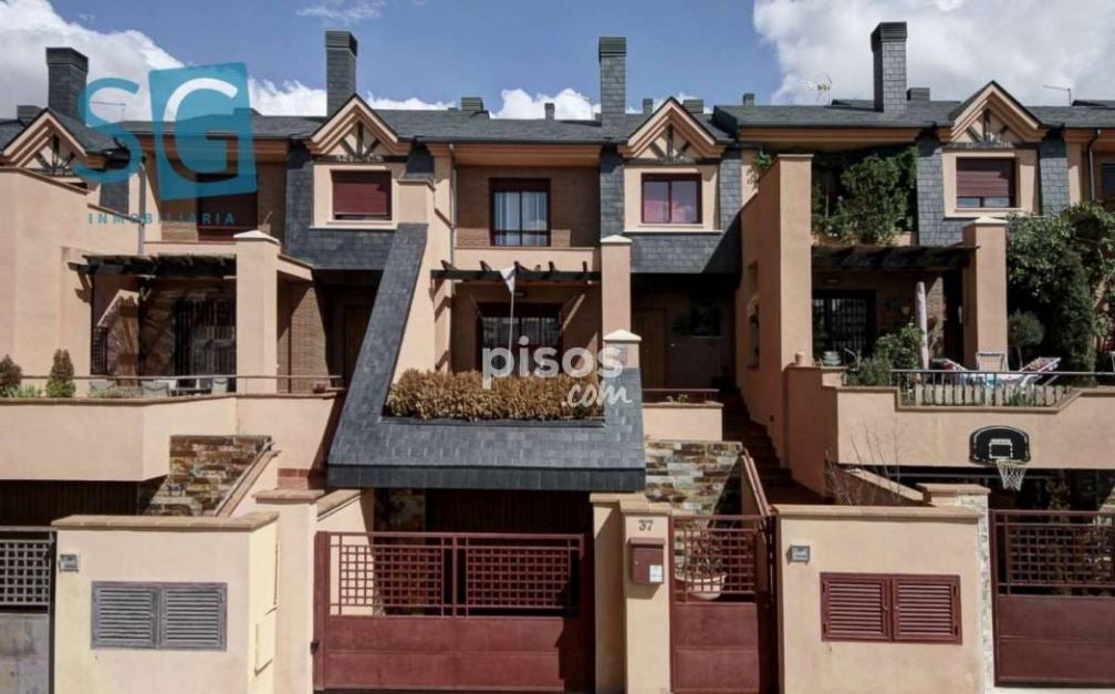 Casa adosada de 122 metros cuadrados en Calle Chimborazo, Granada (2.550.000 euros). Tiene 3 habitaciones, 3 baños y terraza.
