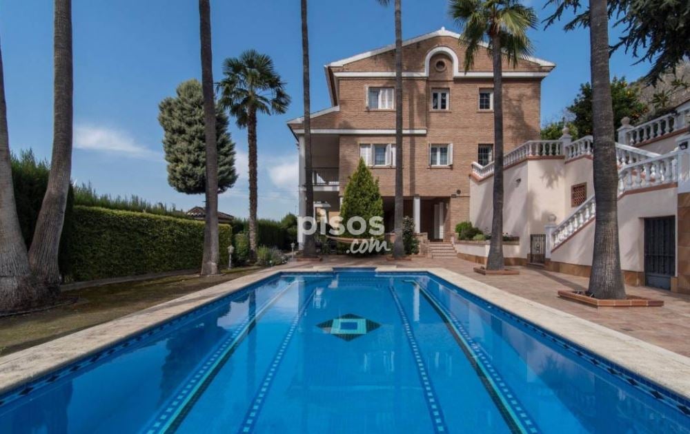 Chalet de 584 metros cuadrados en calle Paseo de Las Palmas, Granada (1.950.000 euros). Tiene terraza, piscina 7 habitaciones y 5 baños.
