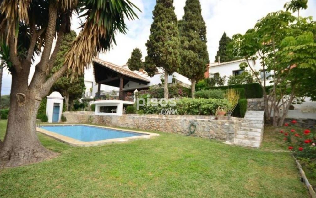 Casa de 470 metros cuadrados en La Herradura, Almuñécar (1.890.000 euros). Tiene 6 habitaciones, 7 baños, jardín y piscina. 