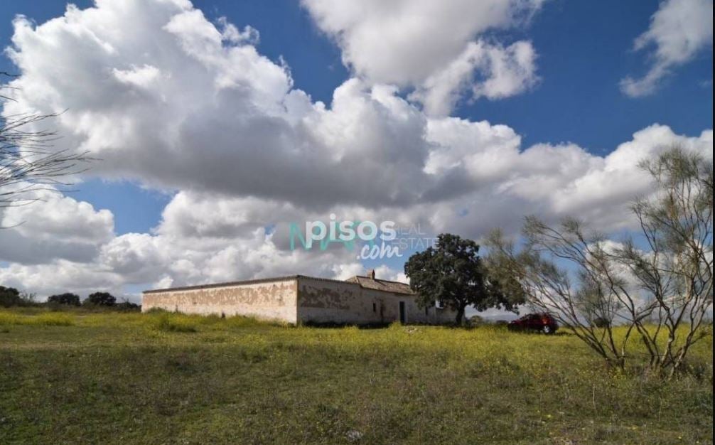 Finca rústica de 397 metros cuadrados en Chimeneas (1.850.000 euros). La finca contiene hectáreas para labor y pastos.