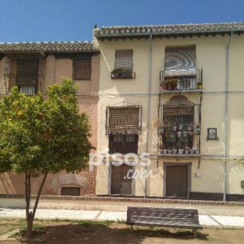 Casa pareada de 448 metros cuadrados en calle Santísimo de San Pedro, Albaicín (1,8 millones de euros). Tiene 12 habitaciones y 3 baños, jardín y terraza.