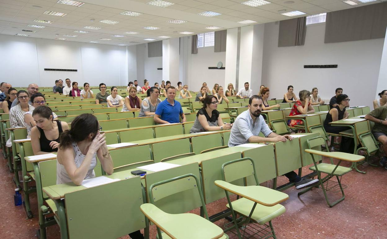 Oposiciones a maestro en Granada: «No me dejaron usar el audífono para las pruebas de las oposiciones de Música y me han suspendido»